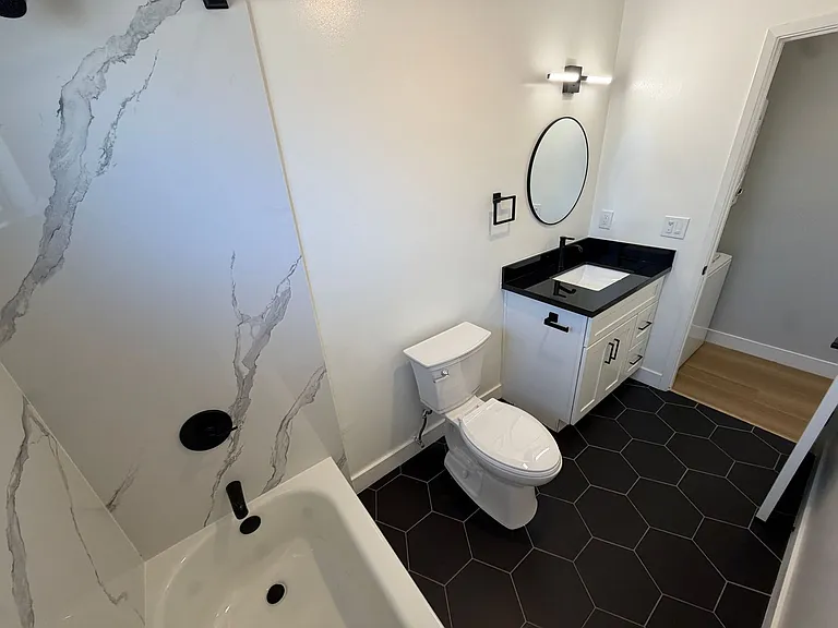 ROYALE APARTMENTS — Photo 27