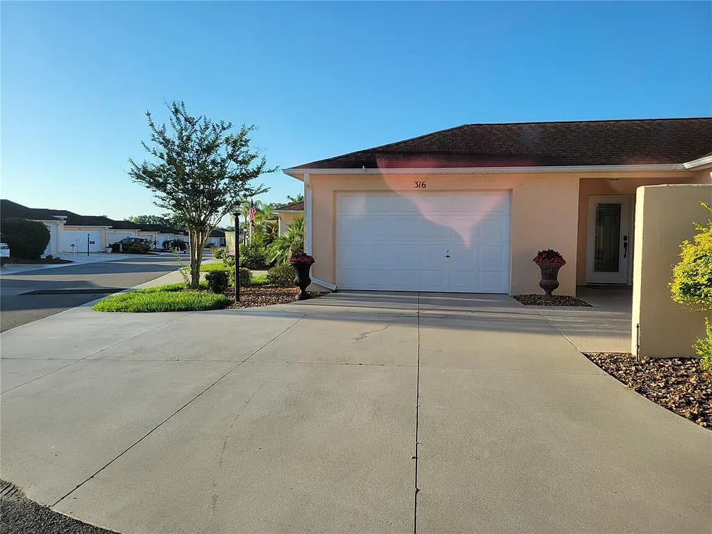 2 bed, 2.0 bath, 1102 sqft, $2,300 — Photo 2