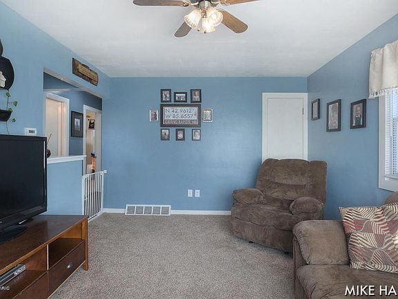 5th image of 3869 Vineyard Ave NE