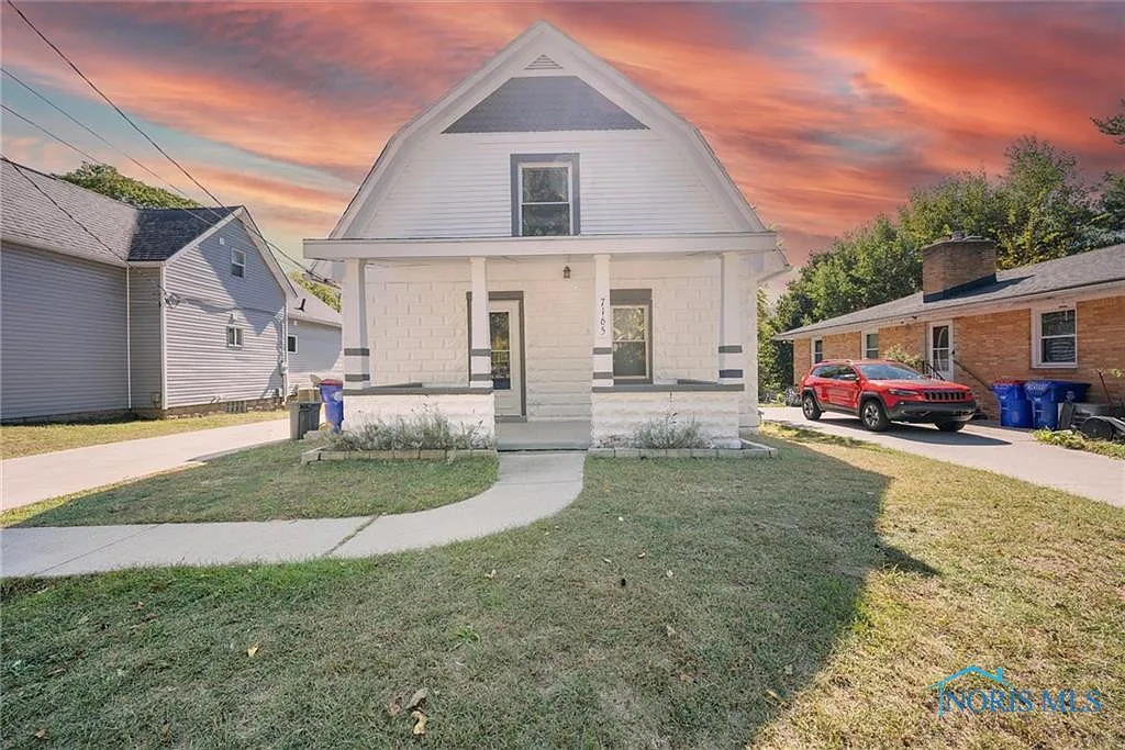 7165 Hall St photo 1