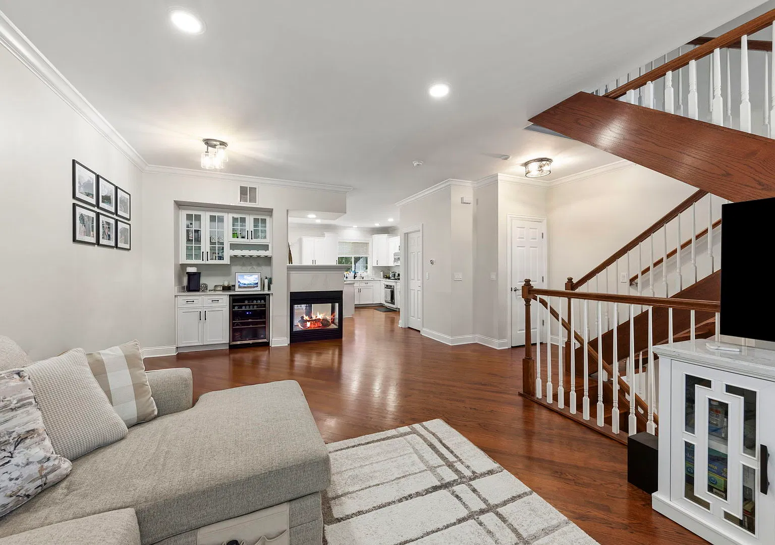 3 bed, 4.0 bath, 2100 sqft, $3,750 — Photo 3