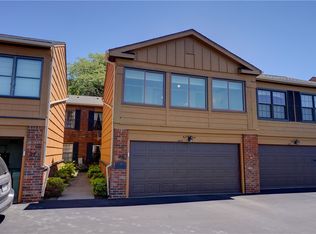 26 Beacon Hl, Fairport, NY 14450