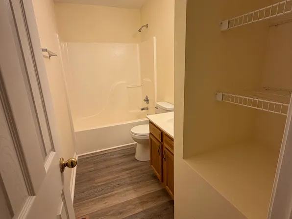 202 Sanford Rd #202, Hull, GA 30646