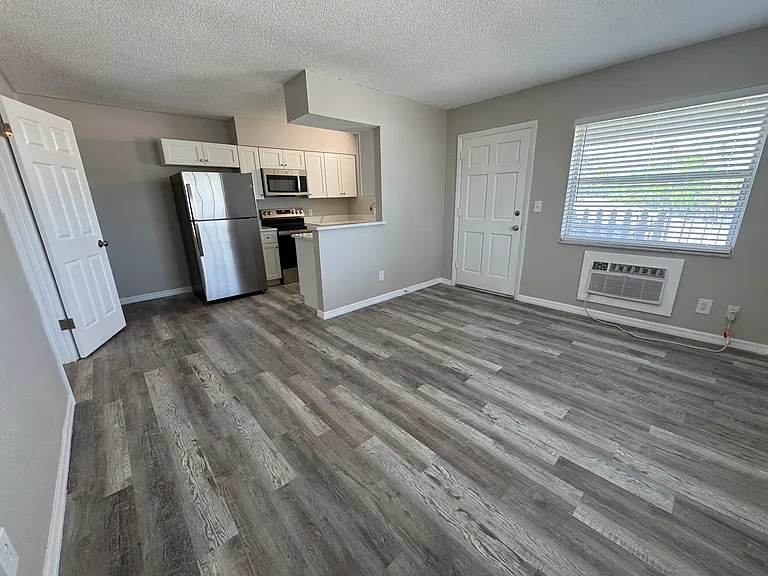330 45th Ave S #7 — Photo 3