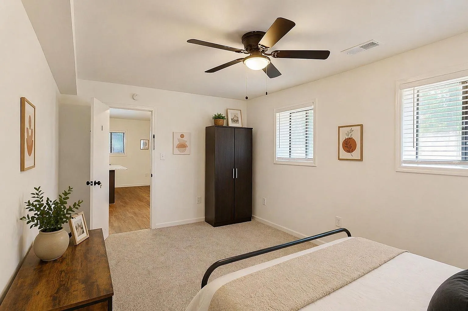 3 bed, 1.0 bath, 1400 sqft, $819 — Photo 2