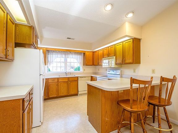 2nd image of 304 Emerald Dr