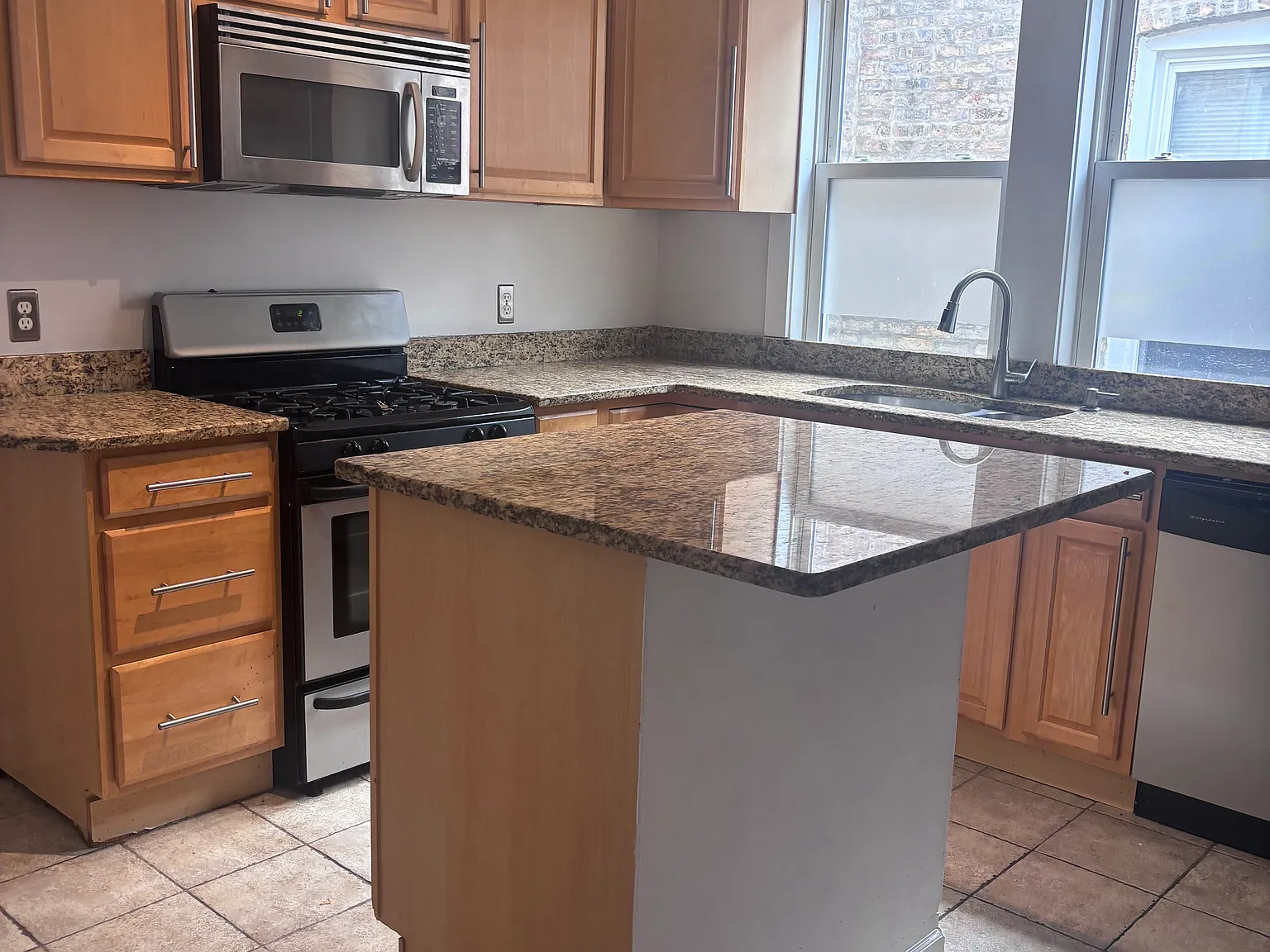 2 bed, 1500 sqft, $2,250 — Photo 3