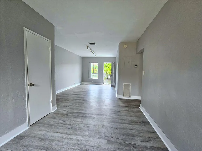 701 NE 16th Ave #26 — Photo 8