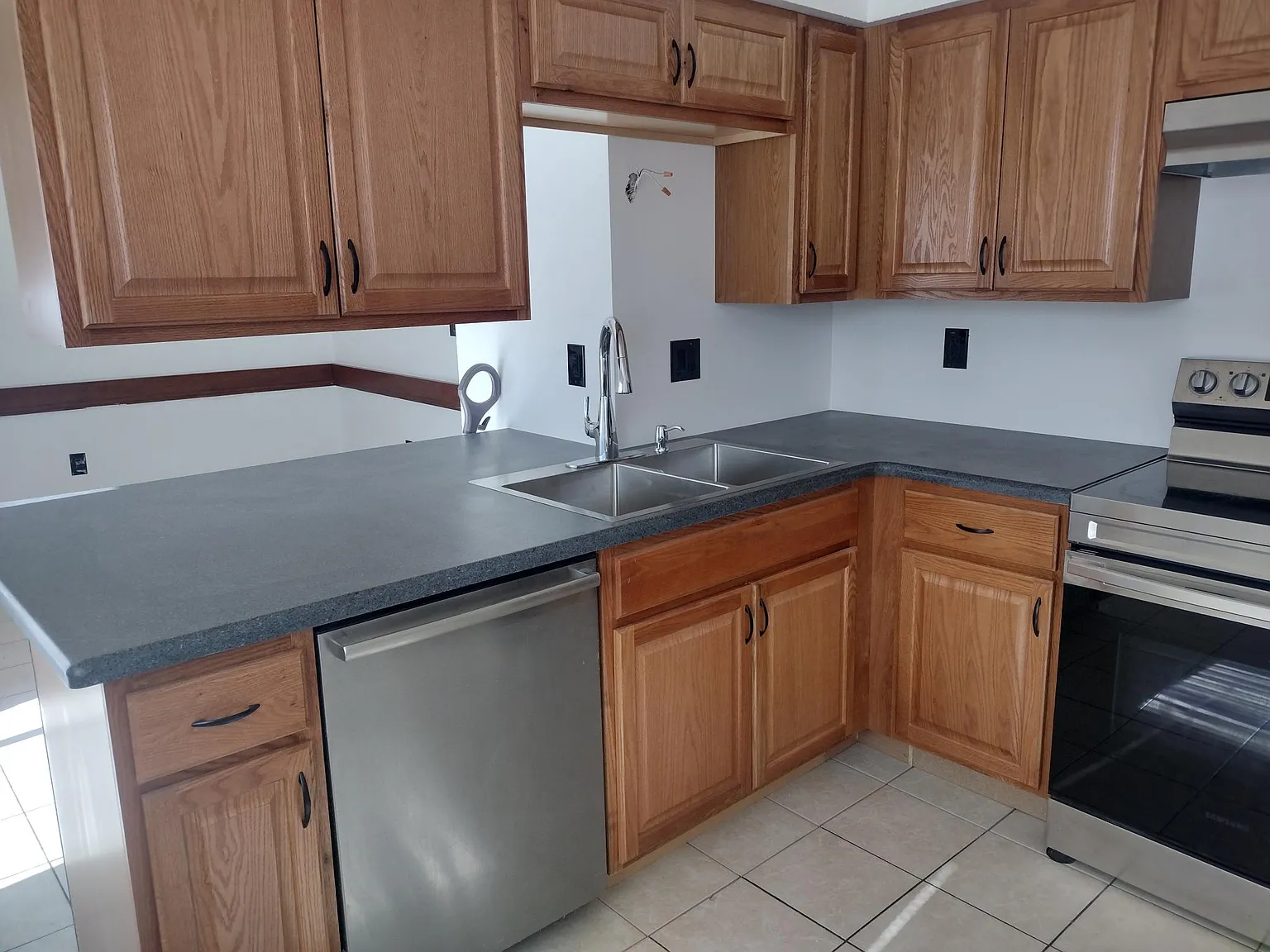 3 bed, 1.5 bath, 1400 sqft, $2,500 — Photo 2