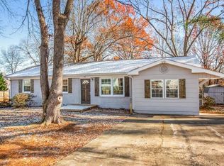 140 George St, Yadkinville, NC 27055