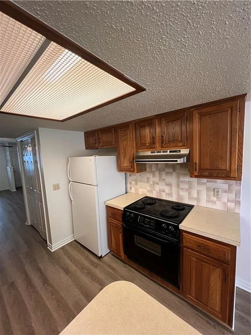 320 S 11th Place — Photo 4