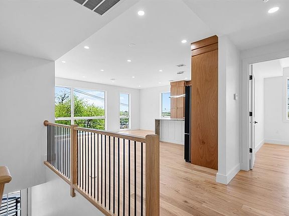 4th image of 853 Pleasantview Ter #2