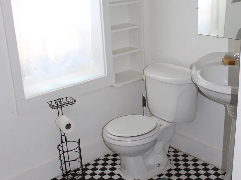 Full bathroom Picture 1