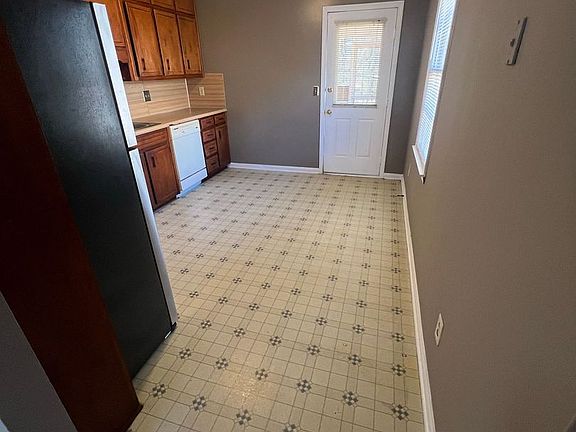 4th image of 384-386 Dixie Ct