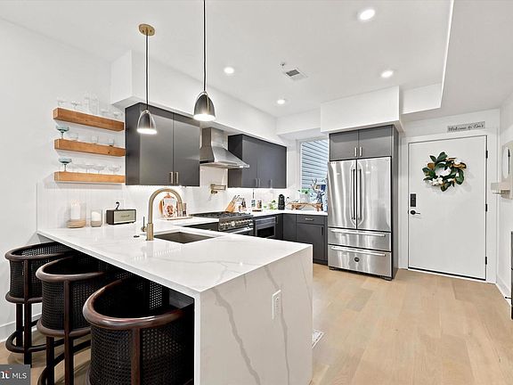 3rd image of 1621 Bainbridge St #6