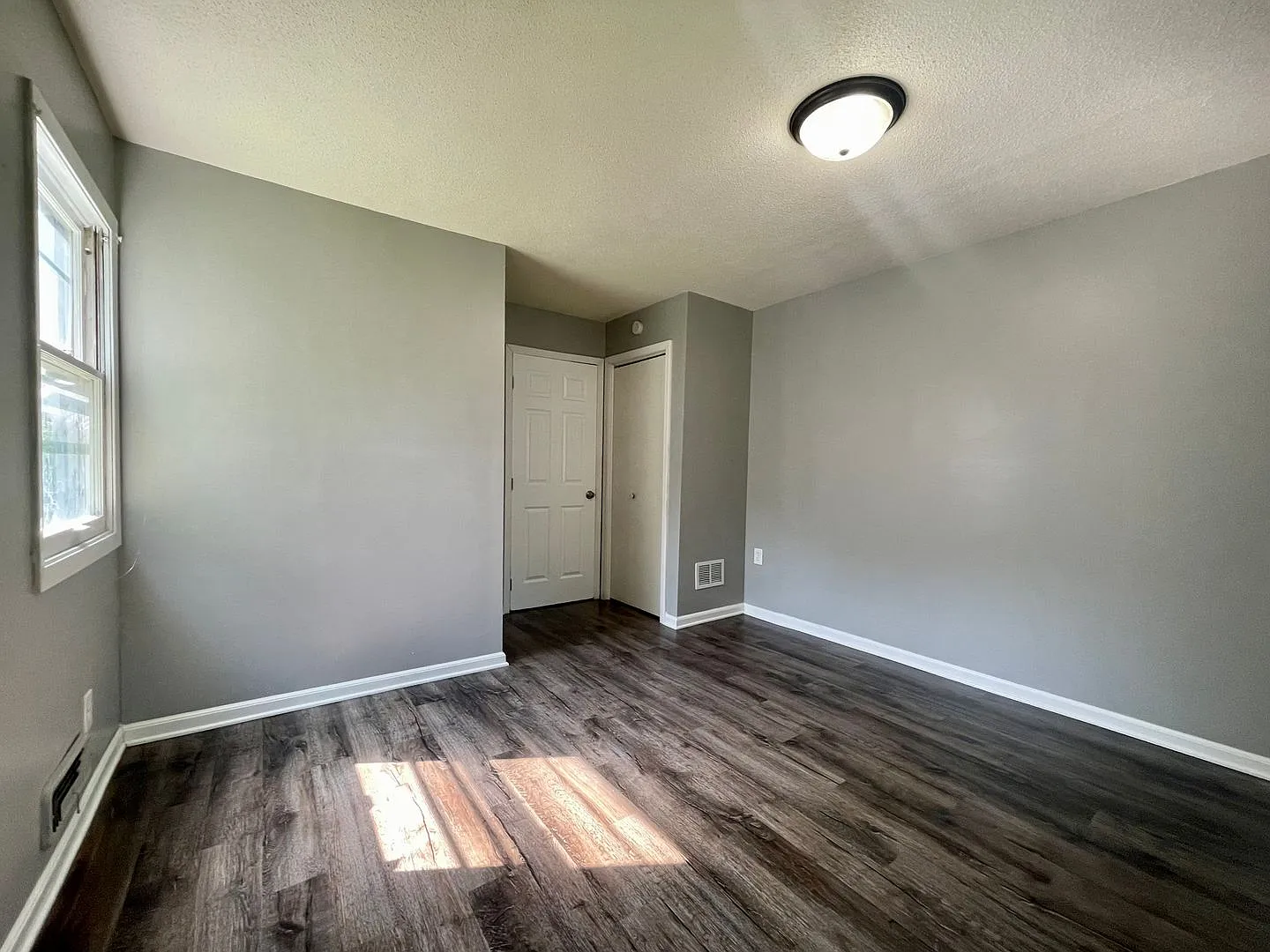 Spacious 6 Bedroom Single Family Home! — Photo 3