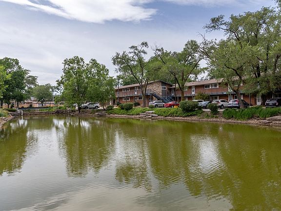 3rd image of 1910 W Hatherleigh Ct APT 2B