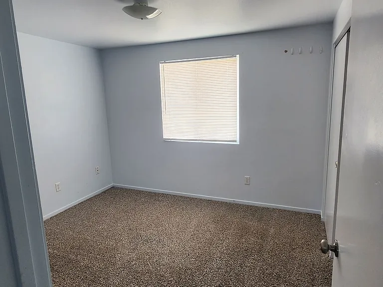 1264 Newlands Dr W — Photo 6