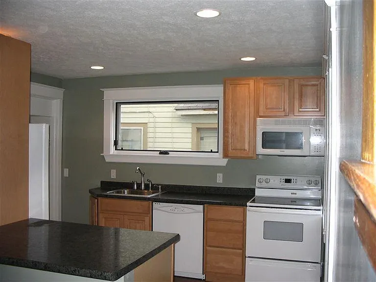 720 Forest St — Photo 2