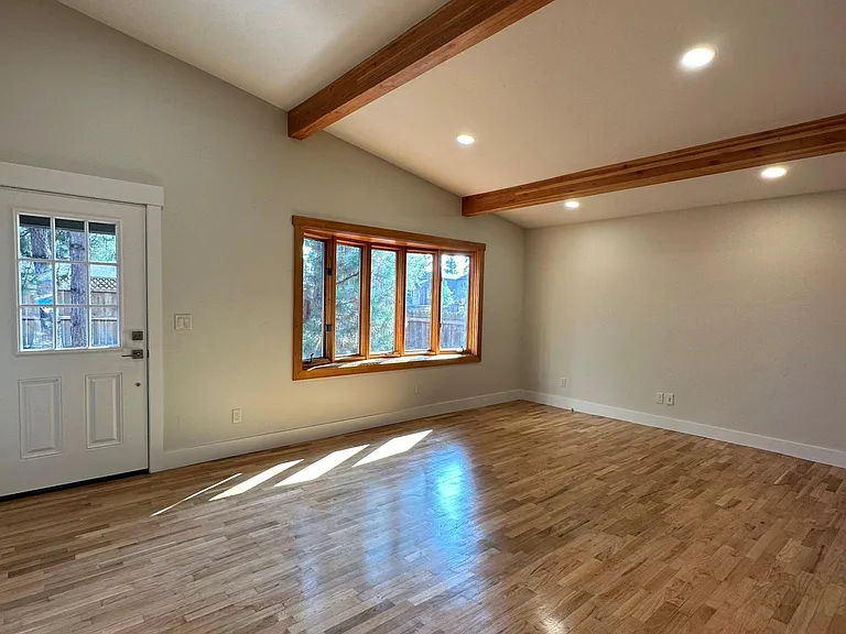 624 NE Olney Ave — Photo 6