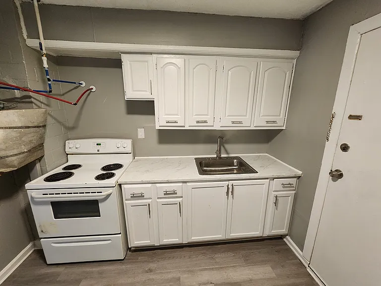 1424 Bancroft St — Photo 8