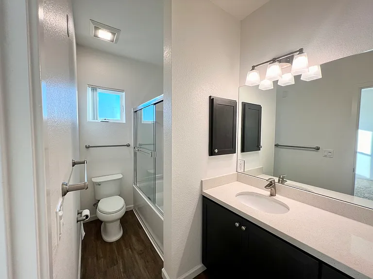 Esposti Park Apartments — Photo 25
