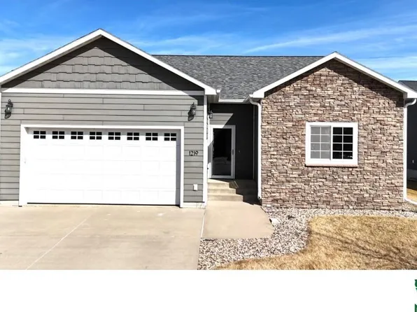 1219 Rockwell Trl, Vermillion, SD 57069