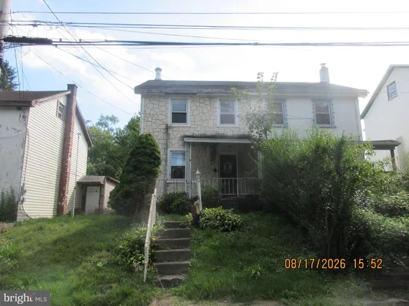 34 School St, Douglassville, PA 19518