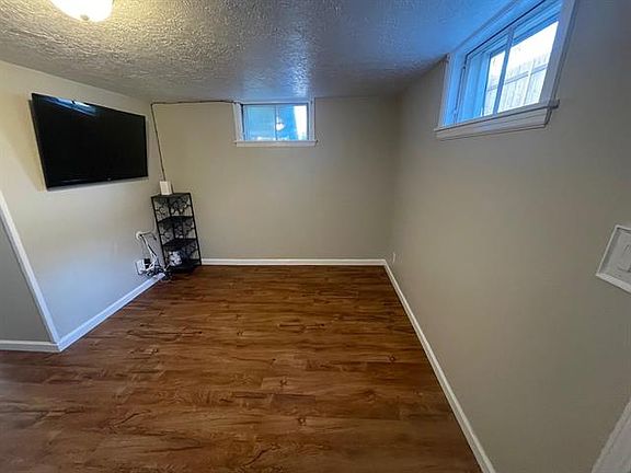 5th image of 1525 1/2 E Fremont St