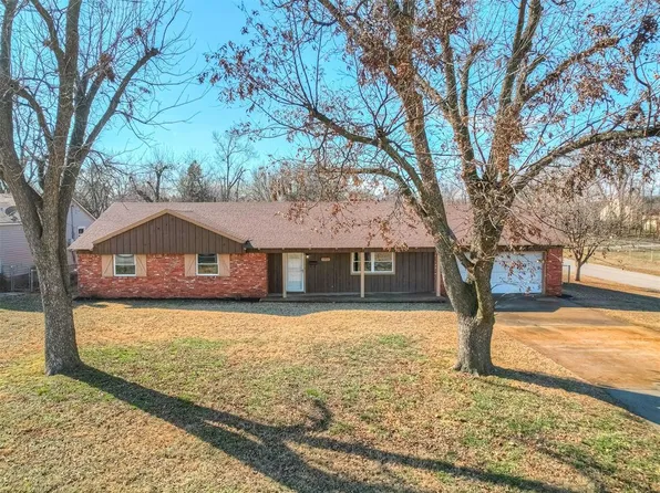 1302 S 16th St, Chickasha, OK 73018