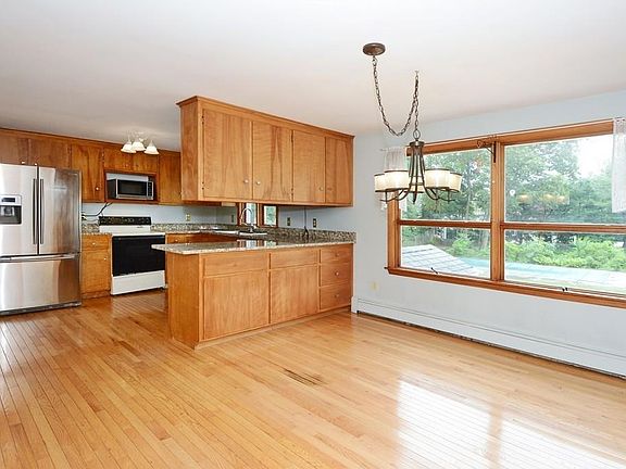 5th image of 449 Essex St