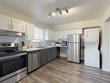 2BR/1BA, 905sf