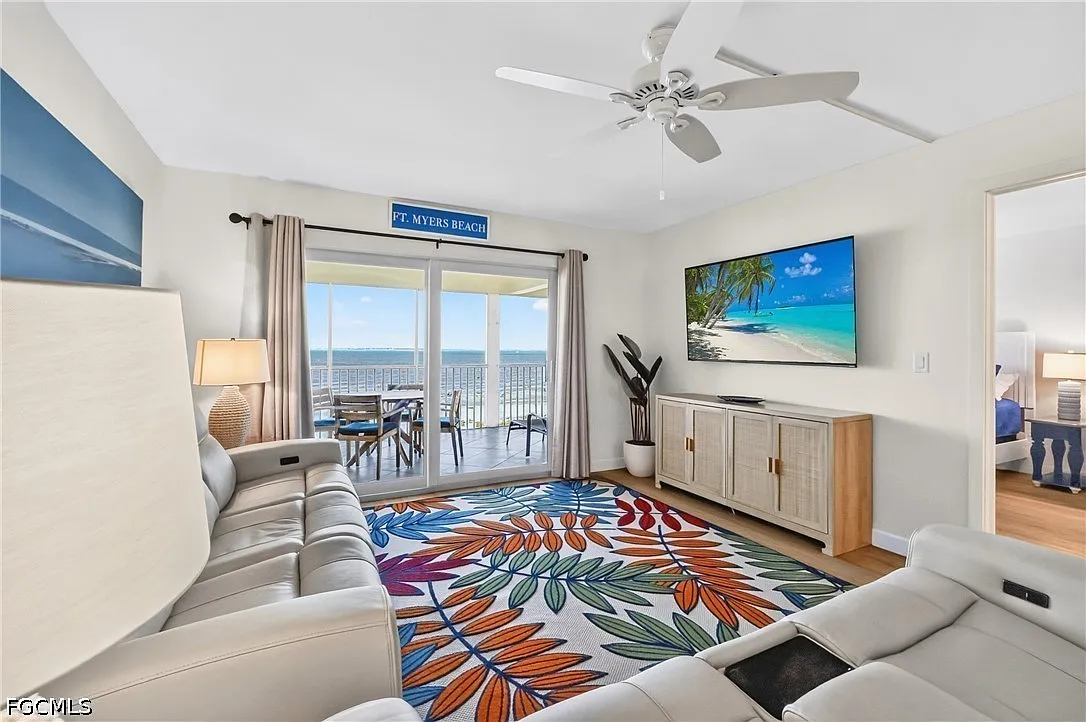 2 bed, 2.0 bath, 1045 sqft, $5,500 — Photo 2