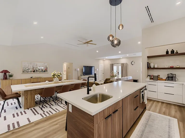 8815 Sharpview Dr — Photo 10