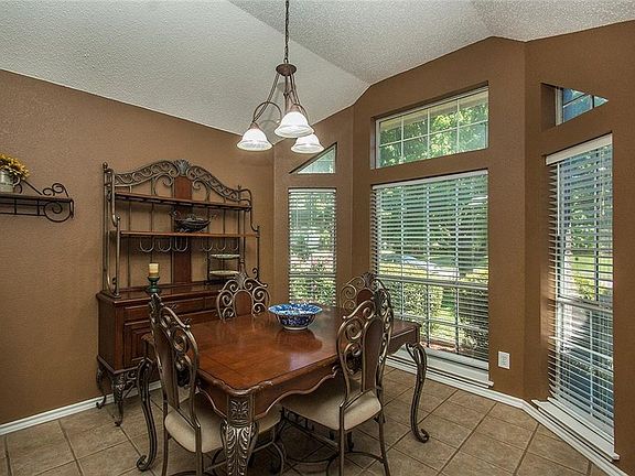 4th image of 1303 Old Knoll Dr