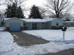 16 N Virginia Dr, Lovington, IL 61937