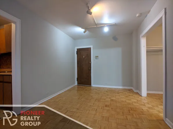 737 W Belmont Ave #739-202, Chicago, IL 60657