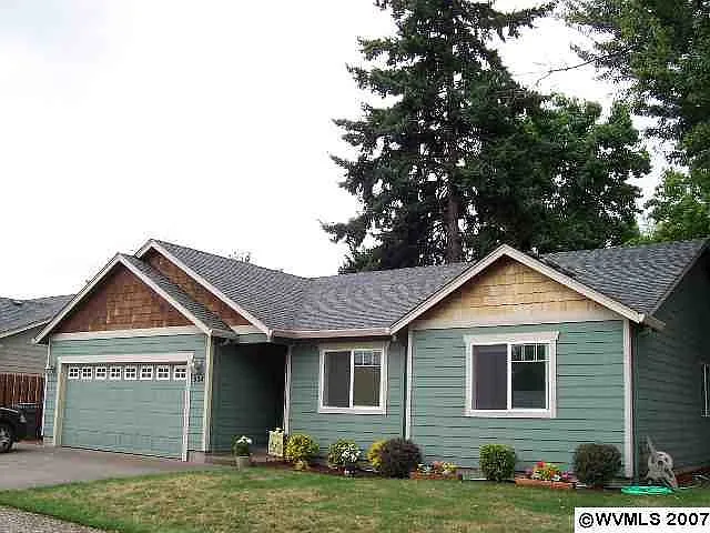 934 Orchard St N photo 1