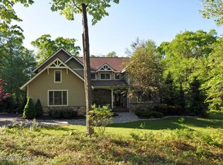 373 Wolf Hollow Rd, Lake Harmony, PA 18624