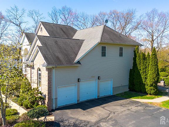 3rd image of 21 Woodmere Rd