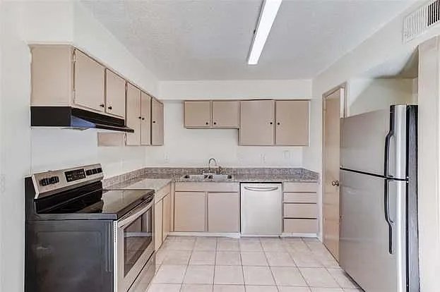 4408 Westminster Dr — Photo 2