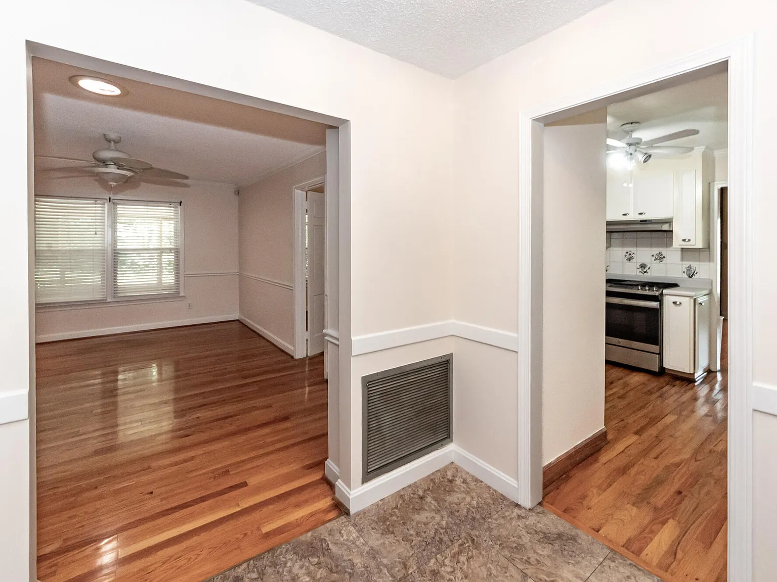 3 bed, 2.0 bath, 2342 sqft, $2,600 — Photo 2