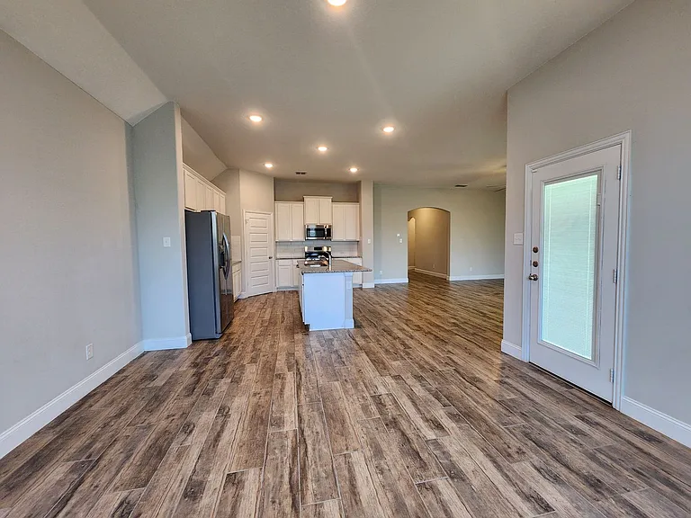 1331 Gruene Glen St — Photo 4