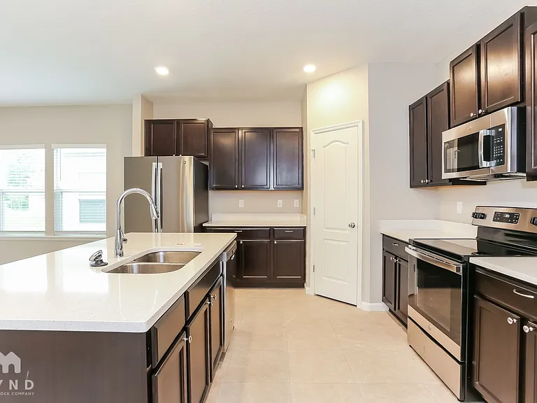 10925 Haws Ln — Photo 2