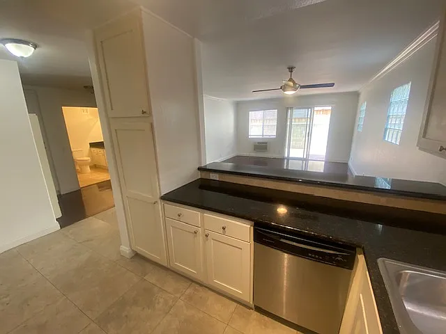 404 W 4th St #4 — Photo 9
