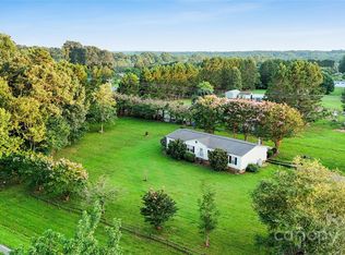 35 Little Roundtop Dr, Hiddenite, NC 28636