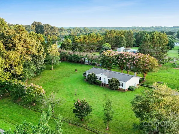35 Little Roundtop Dr, Hiddenite, NC 28636