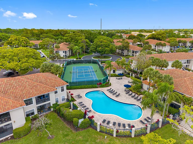 Mizner Court — Photo 13