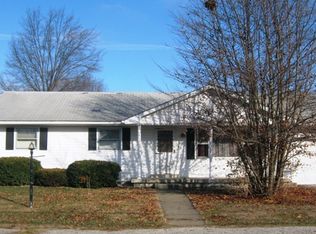 219 E 12th St, Flora, IL 62839