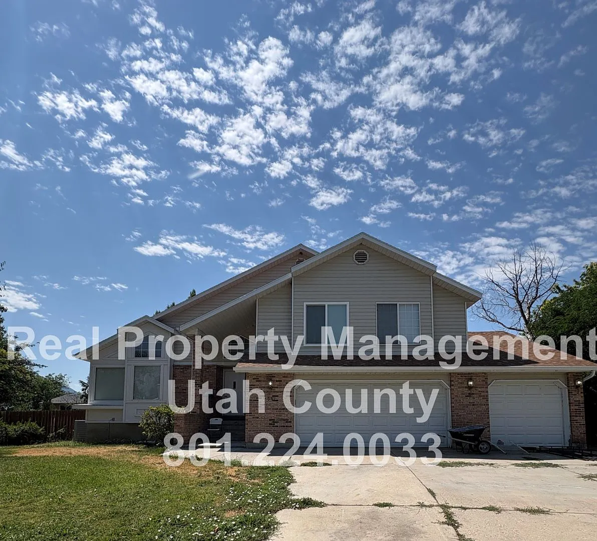 Large and Spacious 4 Bedroom Home! — Photo 1